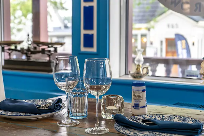 Table dressée dans la salle du restaurant Petros — apportez votre vin