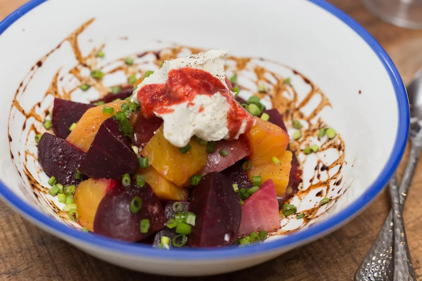 Salade de betteraves rouges et jaunes, fromage frais et vinaigre balsamique