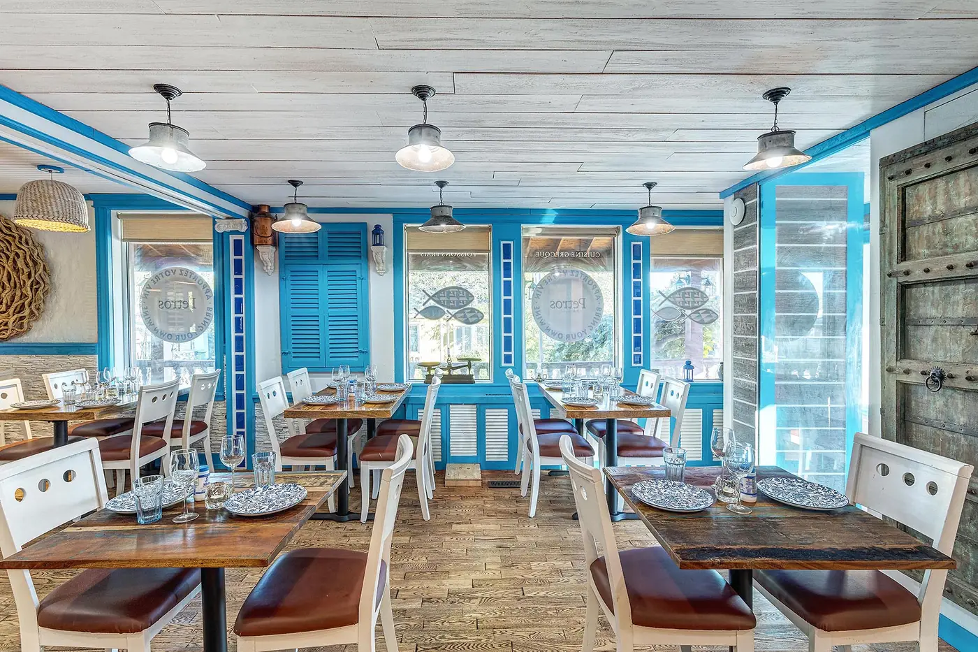 Salle à manger de la Taverne Petros aux accents bleus méditerranéens