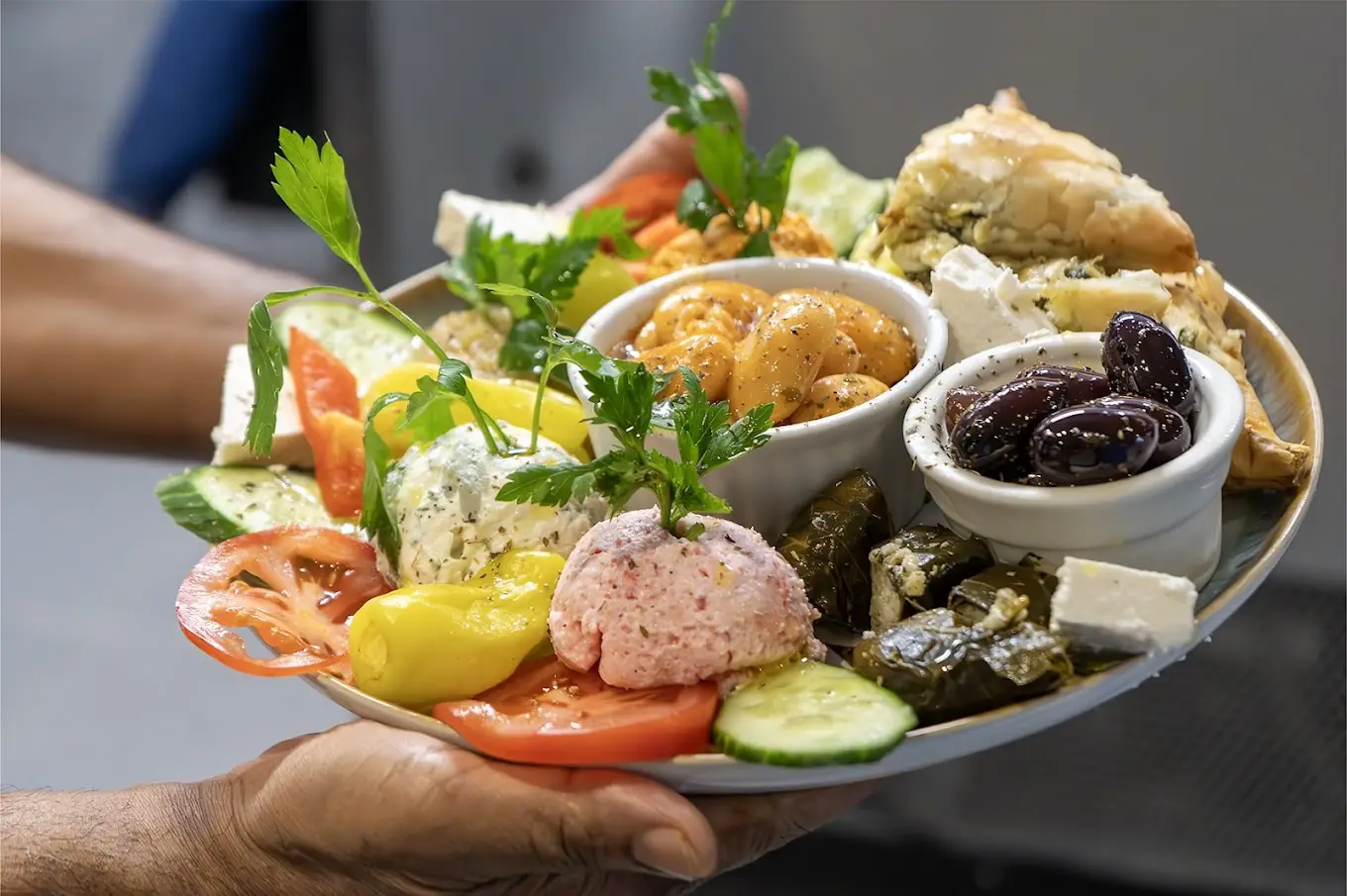 Grand plateau de mezzes grecs : feta, olives Kalamata, dolmas, spanakopita, tarama et légumes frais