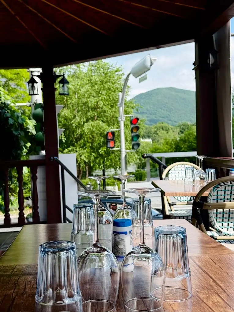 Terrasse couverte du Restaurant Petros dans le Vieux-Beloeil
