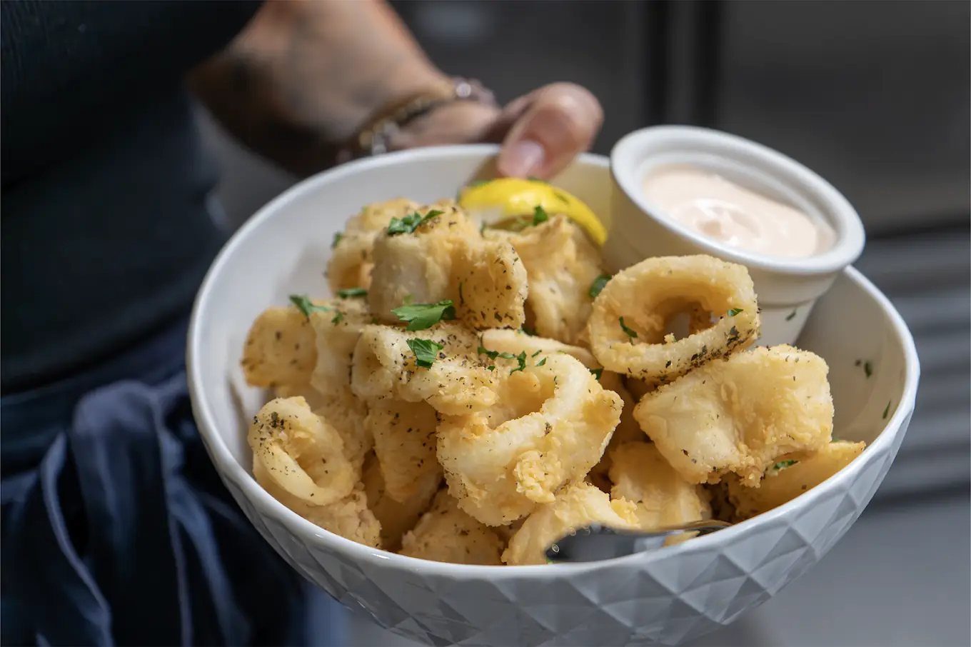 Calmars frits dorés servis avec sauce tzatziki épicée et citron