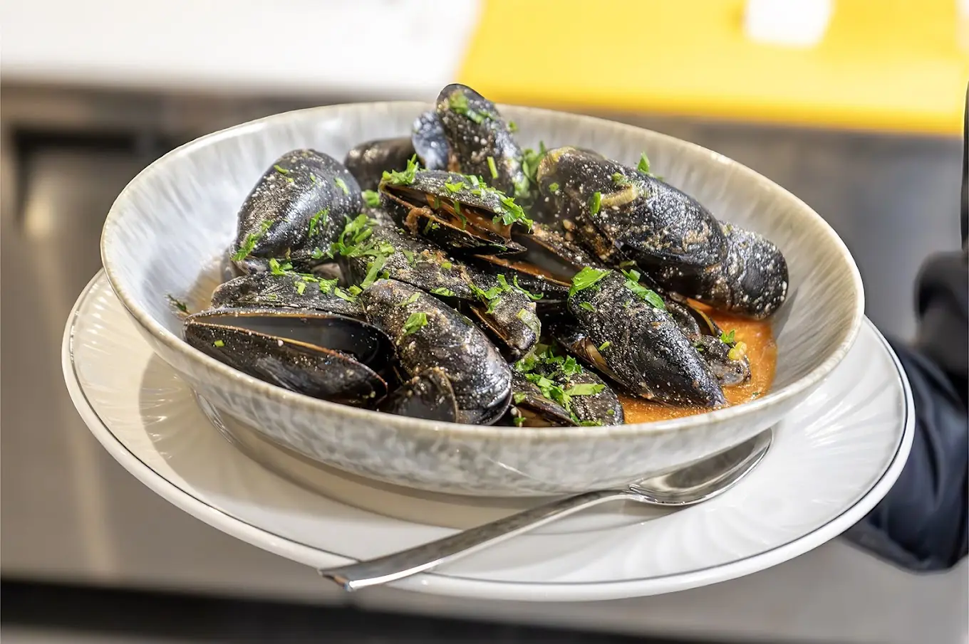 Moules marinière à la grecque, sauce tomate, ail et persil frais